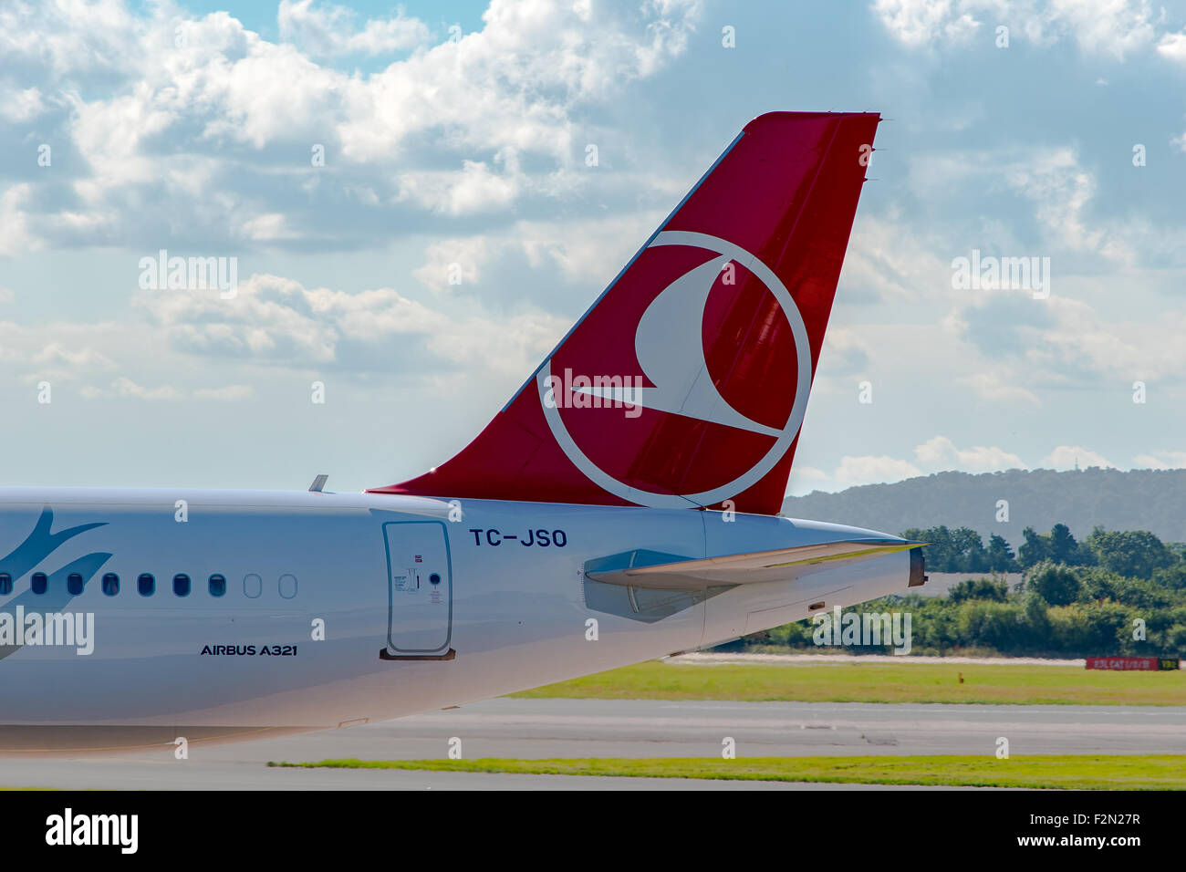 MANCHESTER, Regno Unito - Agosto 07, 2015: Turkish Airlines Airbus A321 livrea di coda all'Aeroporto di Manchester Aug 07 2015. Foto Stock