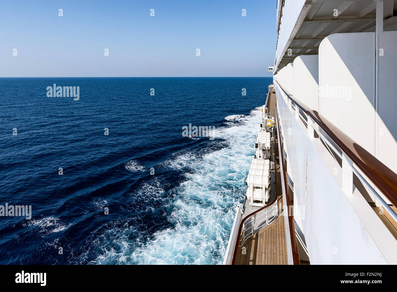 Nave da crociera al mare, Italia Foto Stock