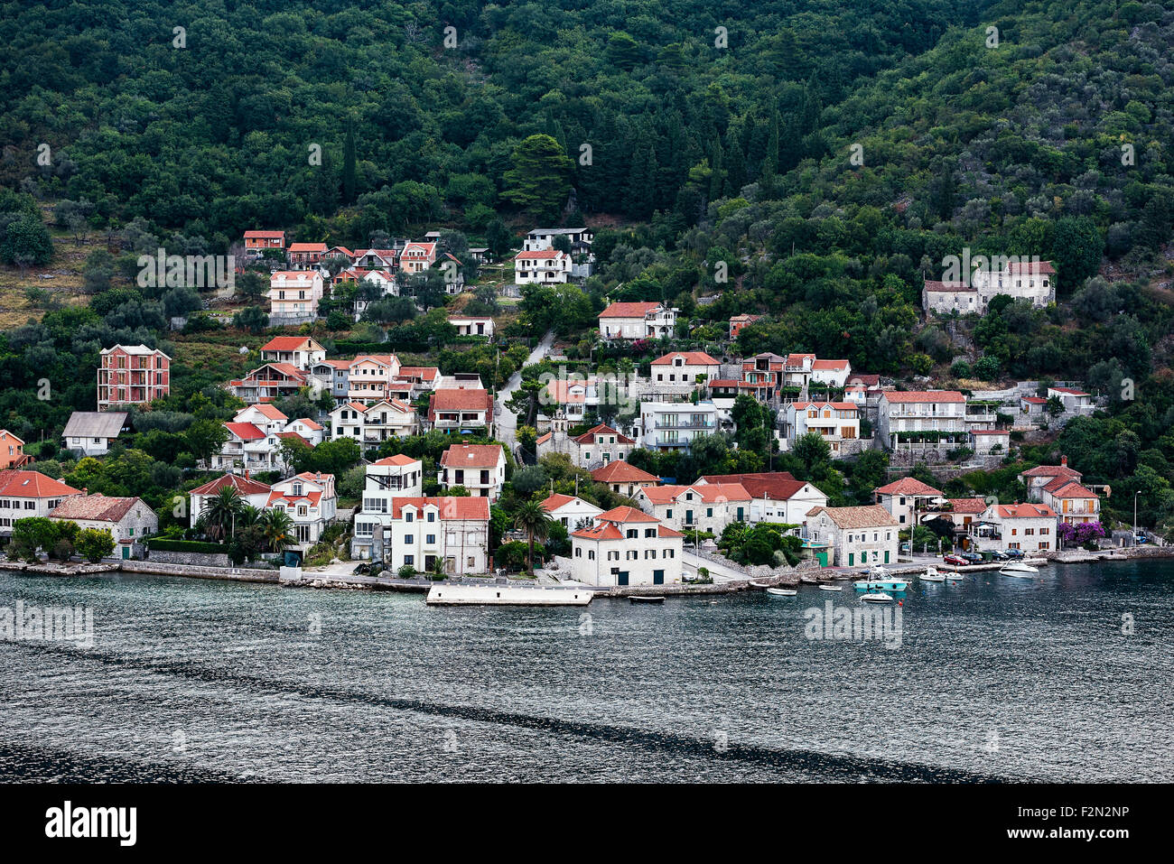 Waterfront village lungo la Baia di Kotor, Montenegro Foto Stock