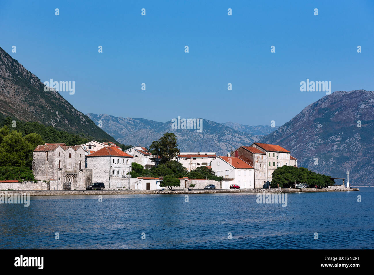 Incantevole villaggio costiero situato lungo la Baia di Kotor, Montenegro Foto Stock