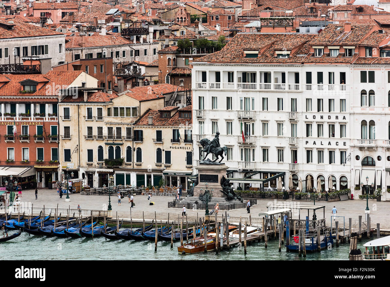 Waterfront architettura e Monumento a Vittorio Emanuele II, Venezia, Italia Foto Stock