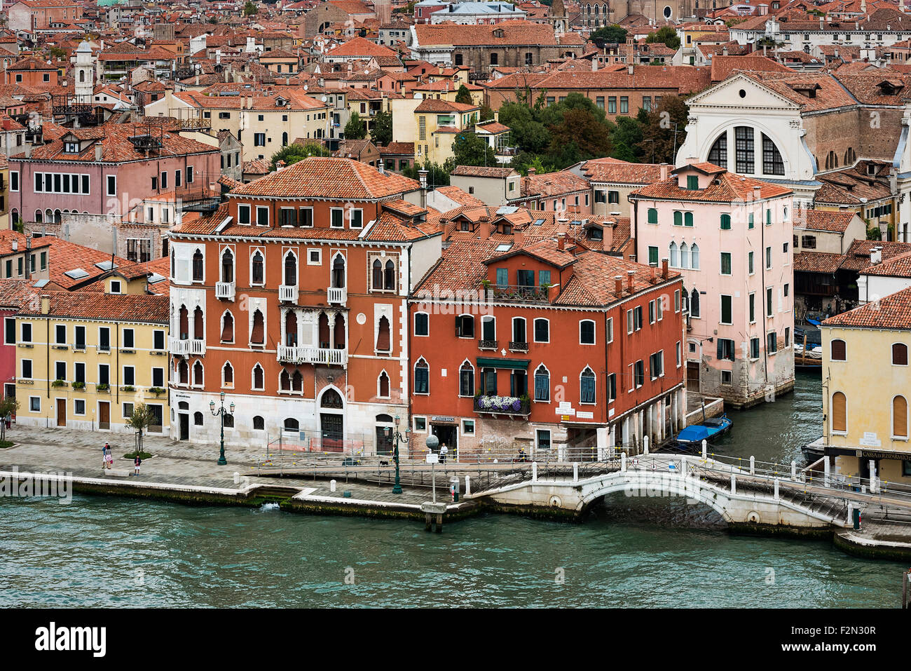 Affascinante architettura tradizionale e tetti in terracotta nella città di Venezia, Italia Foto Stock