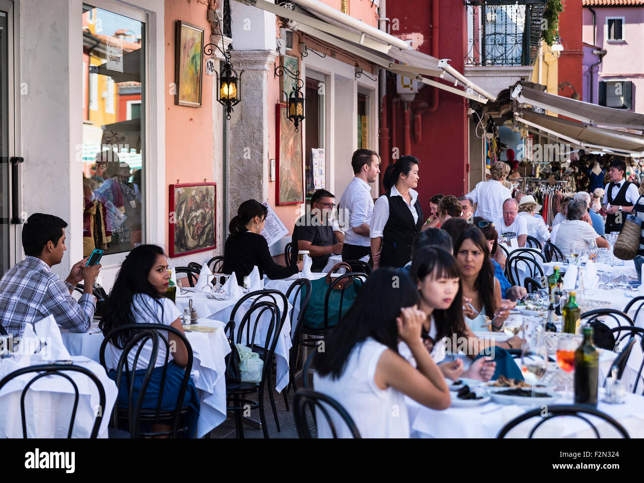 Patroni in corrispondenza di un outdoor cafe ristorante, Burano Venezia Italia Foto Stock
