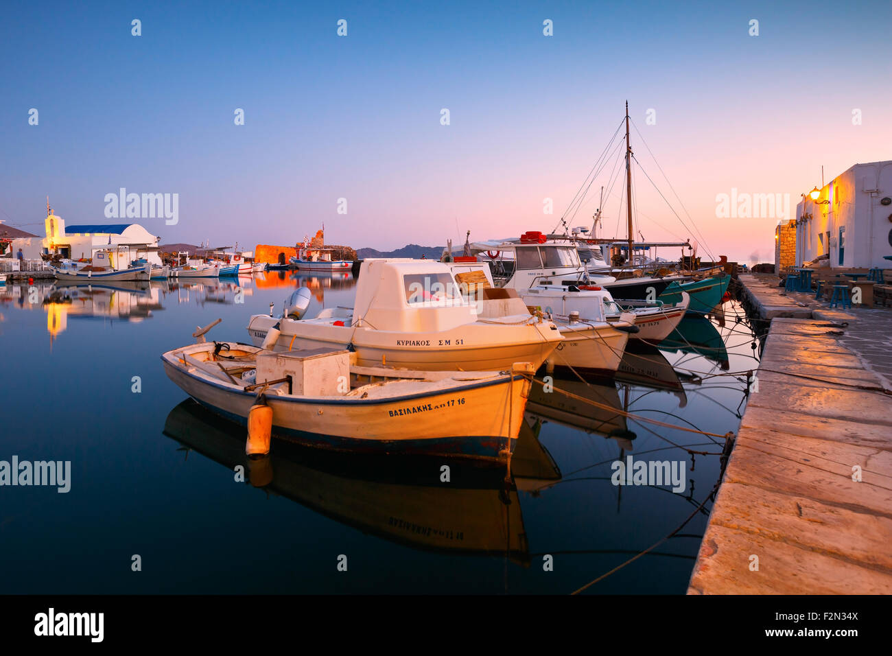 Vista del porto di Naousa villaggio sull isola di Paros, Grecia Foto Stock
