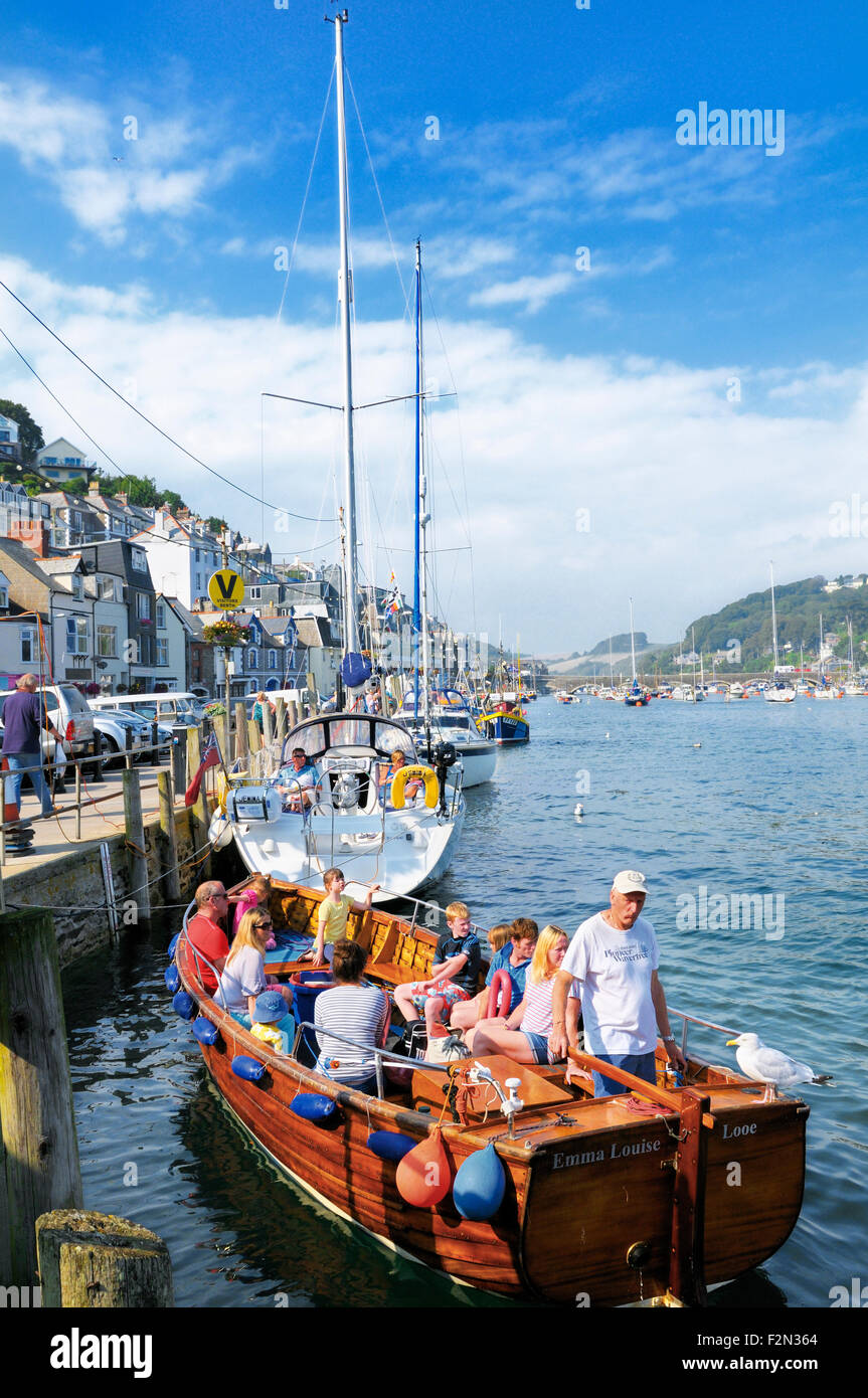 Turisti che lasciano il porto a bordo di una barca, Looe, Cornwall, England, Regno Unito, Gran Bretagna Foto Stock