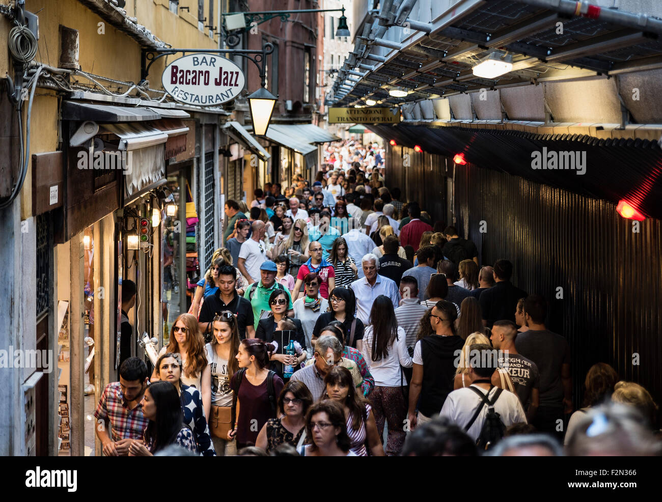Affollata strada commerciale di Venezia Italia Foto Stock
