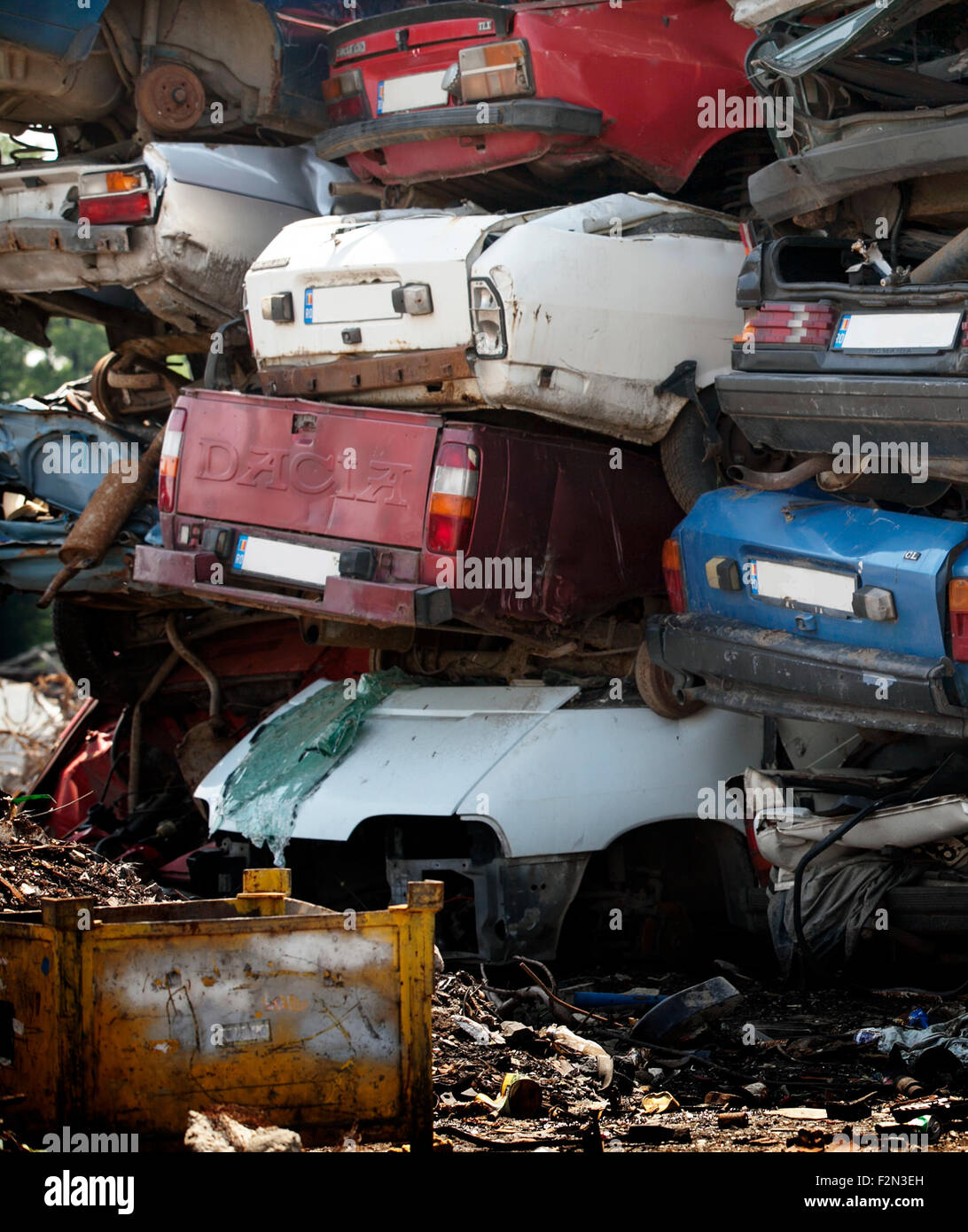 Il cimitero di auto - pila di vecchio arrugginito vetture danneggiate Foto Stock