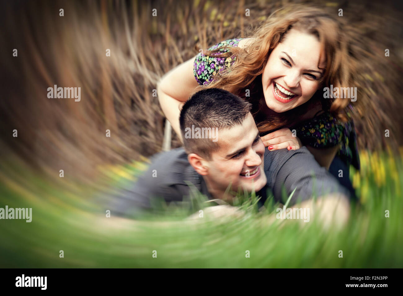 Felice coppia giovane avendo divertimento all'aperto Foto Stock