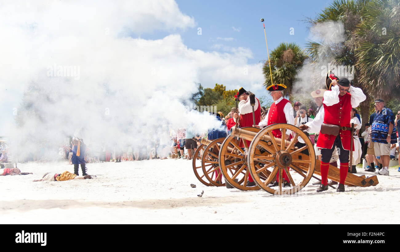 Cappotto rosso reenactments sulla spiaggia sparare cannoni a Cedar Key Pirate Festival in Cedar Key Florida Foto Stock