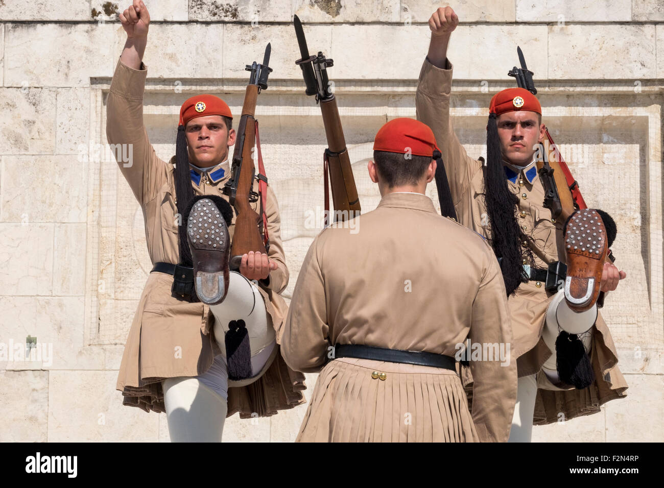 Membri della Guardia Presidenziale presso la tomba del milite ignoto di fronte al parlamento greco edificio Foto Stock