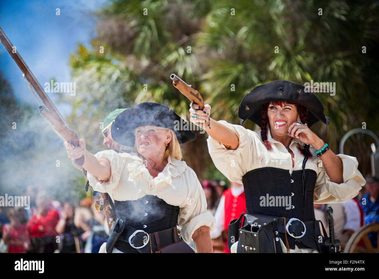 Due donne pirata riprese flintlock loro pistole ad una festa dei pirati in Cedar Key Florida Foto Stock