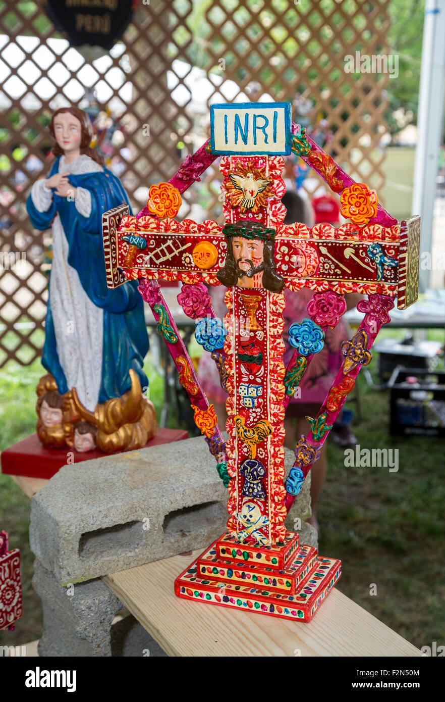 Croce decorata cristiana fatta a Ayacucho da artisti peruviani. Foto Stock