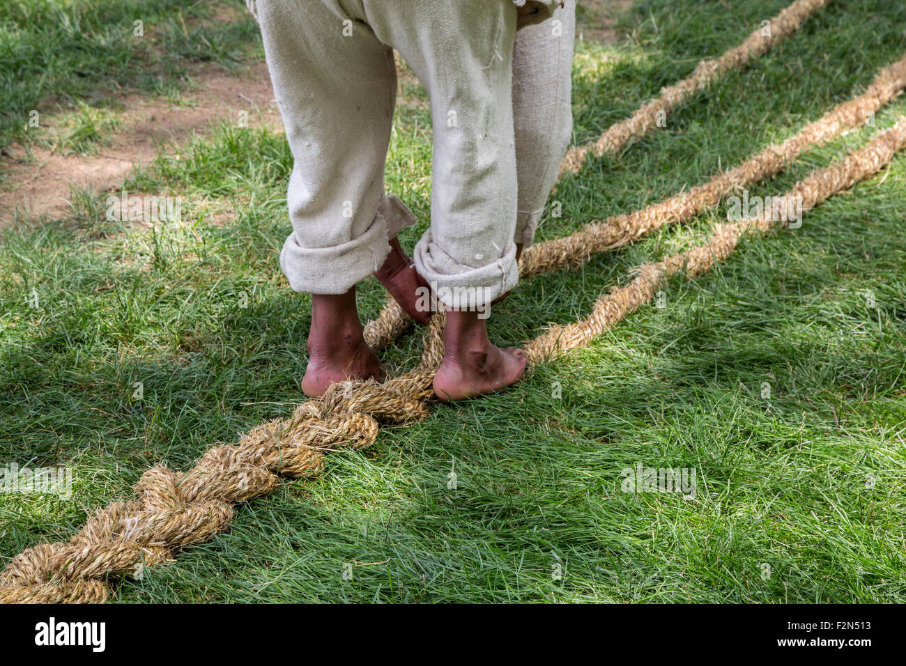 I peruviani tessitura della corda per Q'eswachaka durante Ponte,un tradizionale Quechua corda di sospensione ponte. Foto Stock