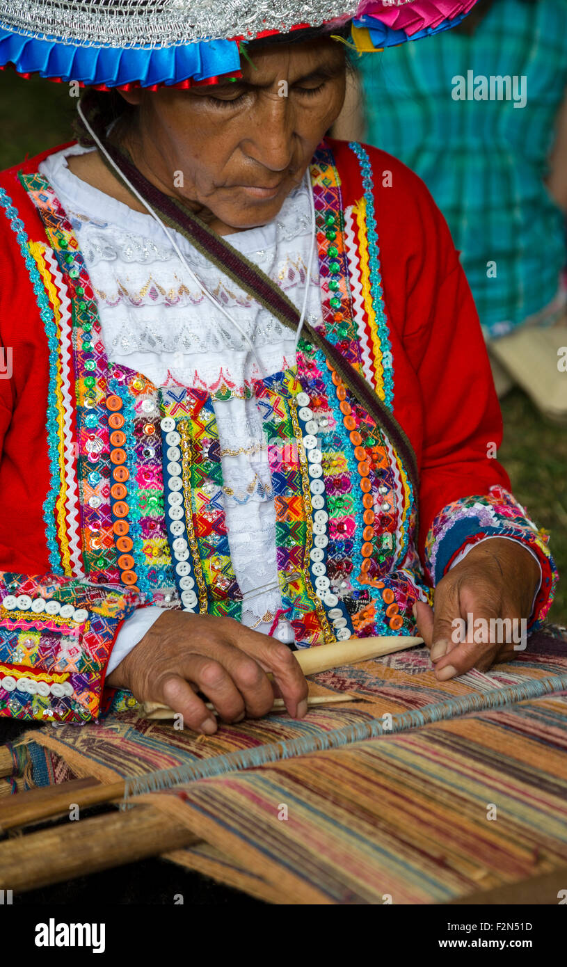 Peruvian Quechua Donna Da Cusco Che Dimostra La Tecnica Di Tessitura Tradizionale. Foto Stock