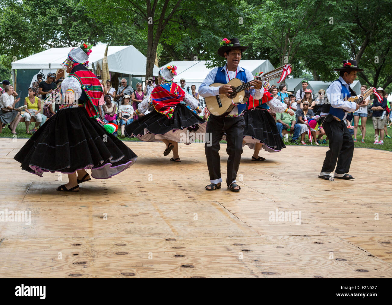 Gli Indiani Aymara Peruviani Della Regione Di Moquegua Eseguono La Danza Sarawja, Foto Stock