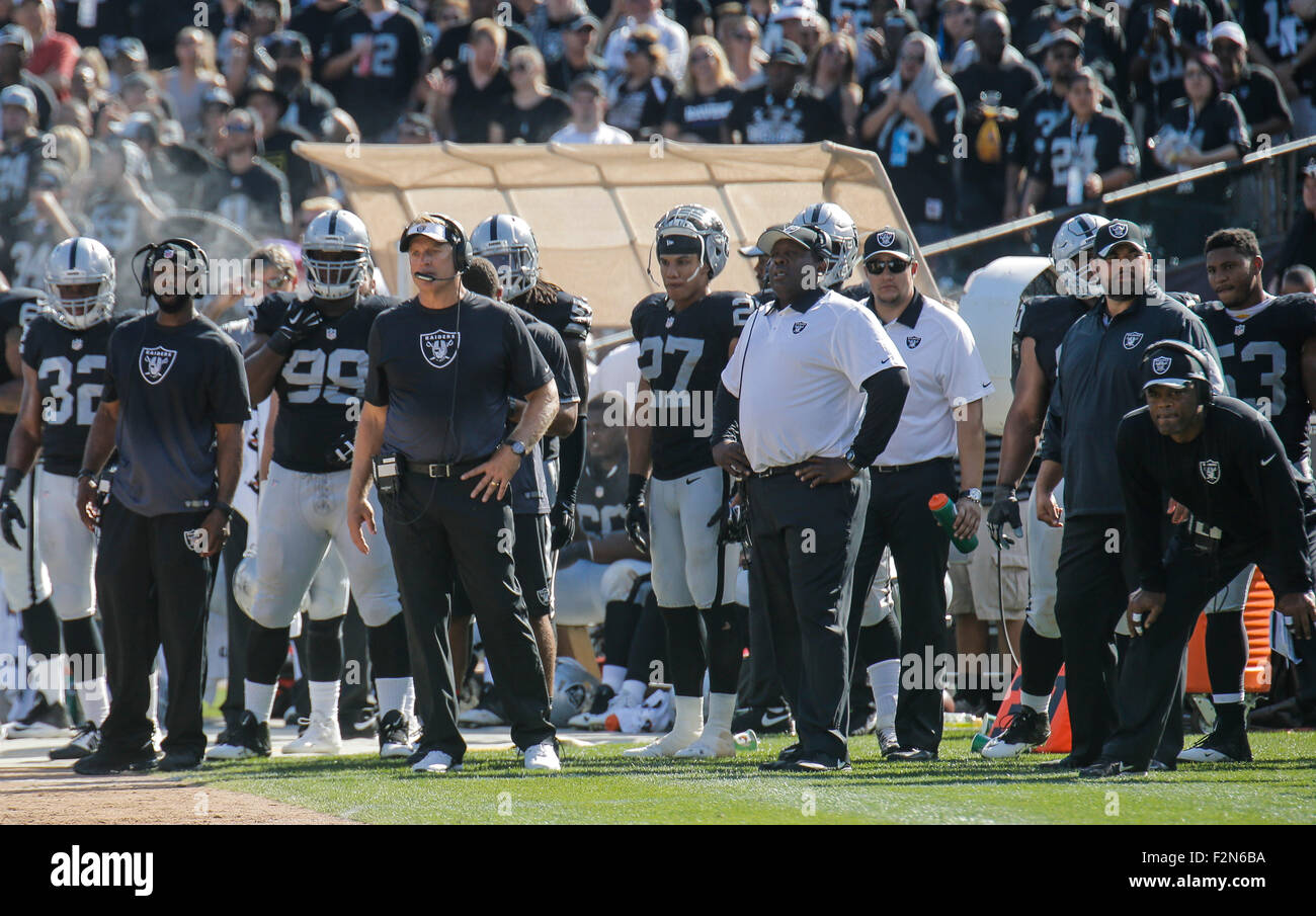 Oakland USA CA. Xx Settembre, 2015. Oakland Head Coach Jack Del Rio( medio ), Ken Norton Jr ( estrema destra ) e coaching personale vi guarda stand difensiva nella Red zone in ritardo nel terzo trimestre NFL durante la partita di calcio tra Baltimore Ravens e Oakland Raiders 37-33 vincere a O.co Coliseum Stadium Oakland California Thurman James/CSM/Alamy Live News Foto Stock