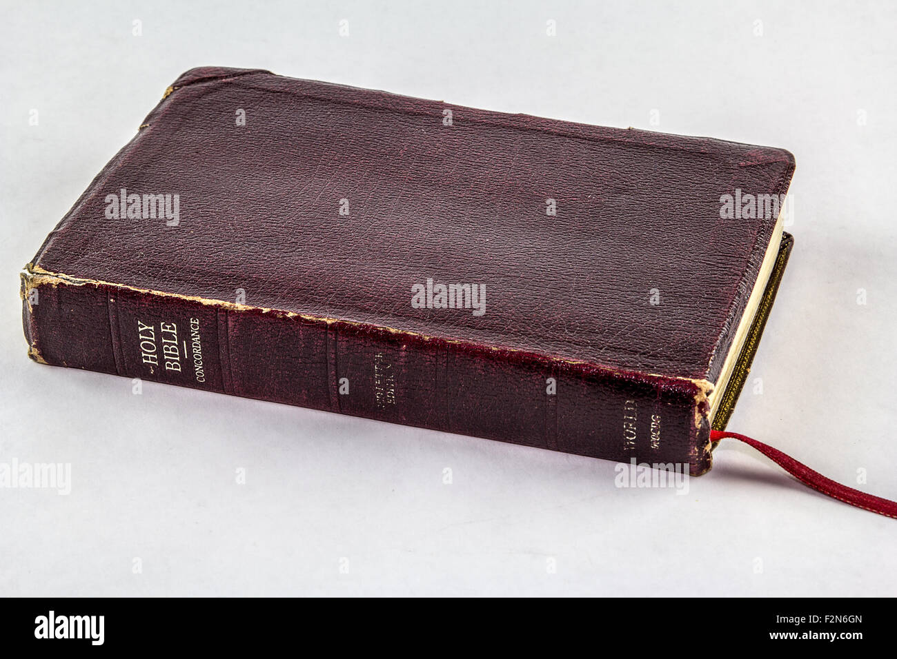 Vecchio usurato la Bibbia su sfondo bianco Foto Stock