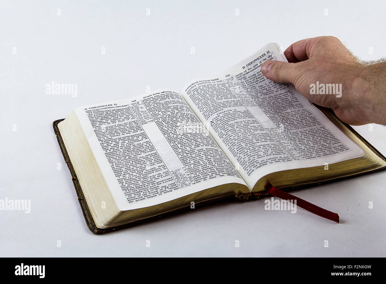 La lettura di un Re James la bibbia su sfondo bianco Foto Stock