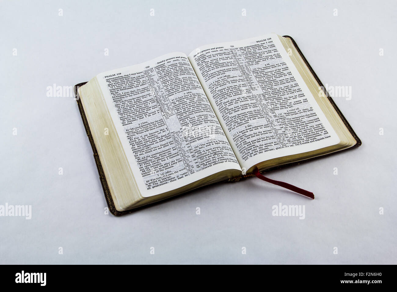 Aprire King James la bibbia su sfondo bianco Foto Stock