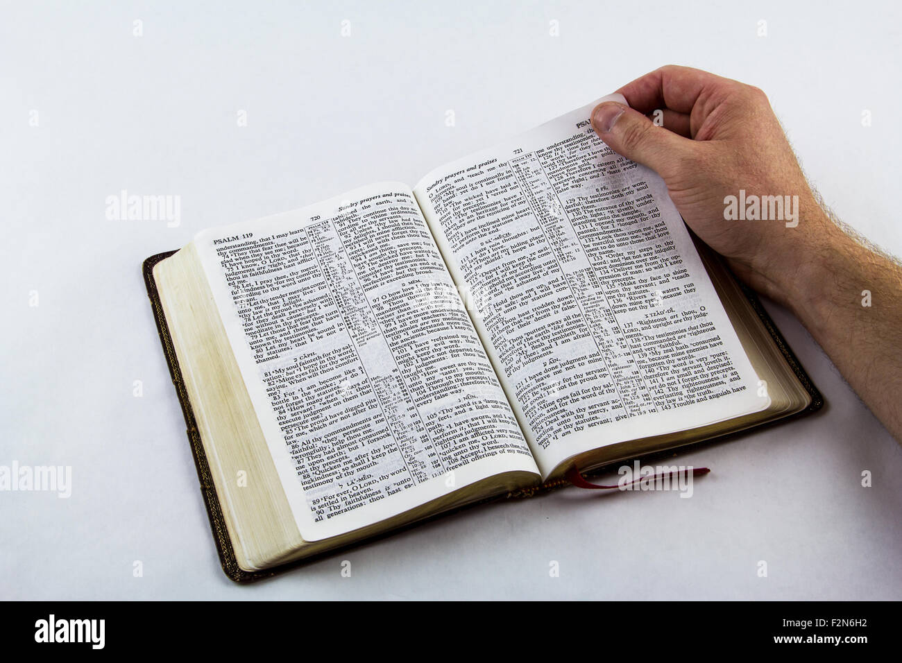 La lettura di un Re James la bibbia su sfondo bianco Foto Stock