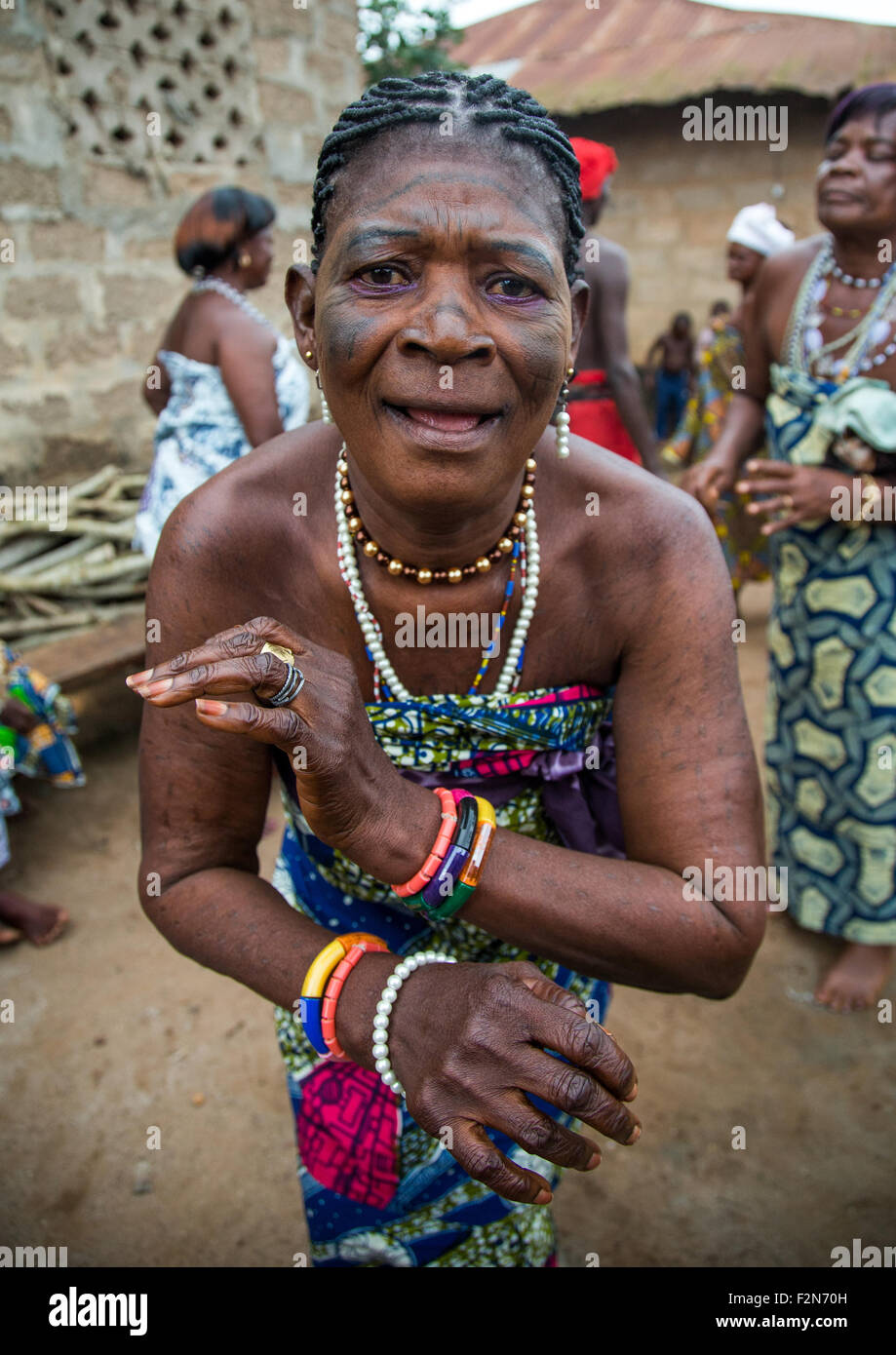 Il Benin, Africa Occidentale, Bopa, sacerdotessa voodoo con tatuato faccia ballare durante una cerimonia Foto Stock