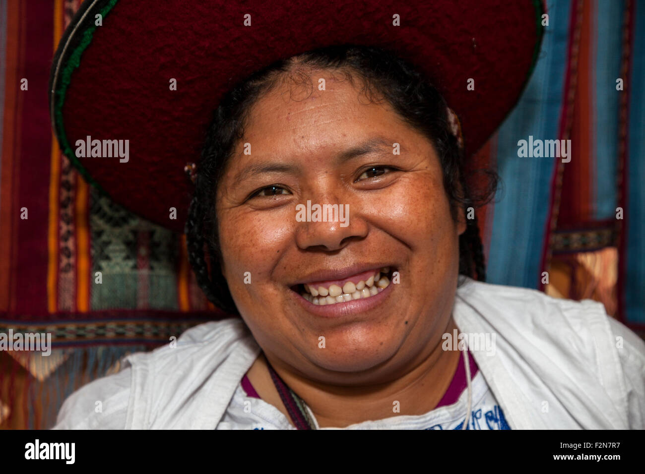 Quechua Donna Sorridente. Foto Stock