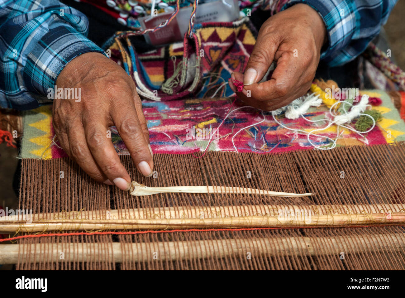 Quechua Man Tessitura Tessuto Decorativo. Foto Stock
