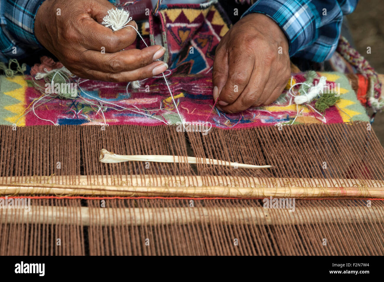 Quechua Man Tessitura Tessuto Decorativo. Foto Stock