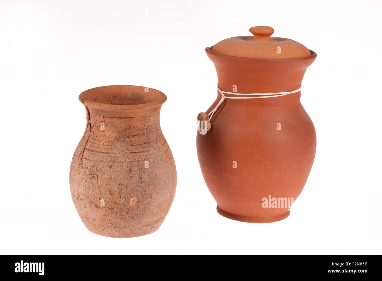 Pot vasetto di ceramica retrò vecchio paese rurale fashion earthware due gruppo isolato di sfondo dell'oggetto Contenitore posate texture. Foto Stock