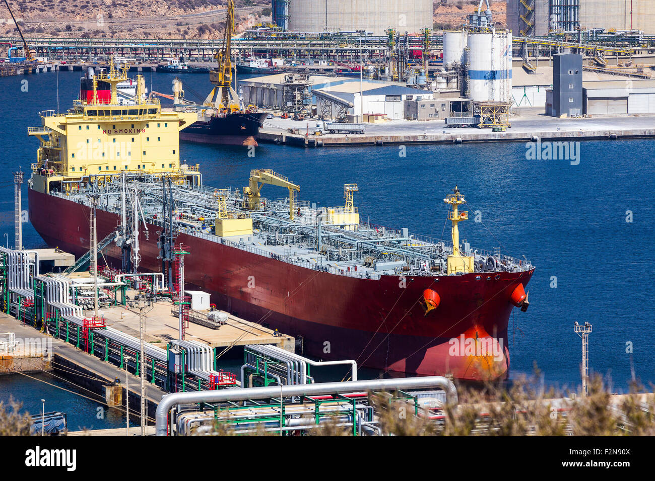 Le petroliere di grandi dimensioni lo scarico di petrolio greggio Foto Stock