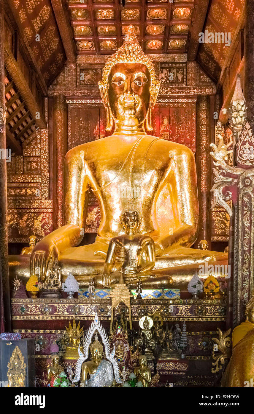 Nel tempio di Lampang soggiorno un grande Buddha nel tempio Foto Stock