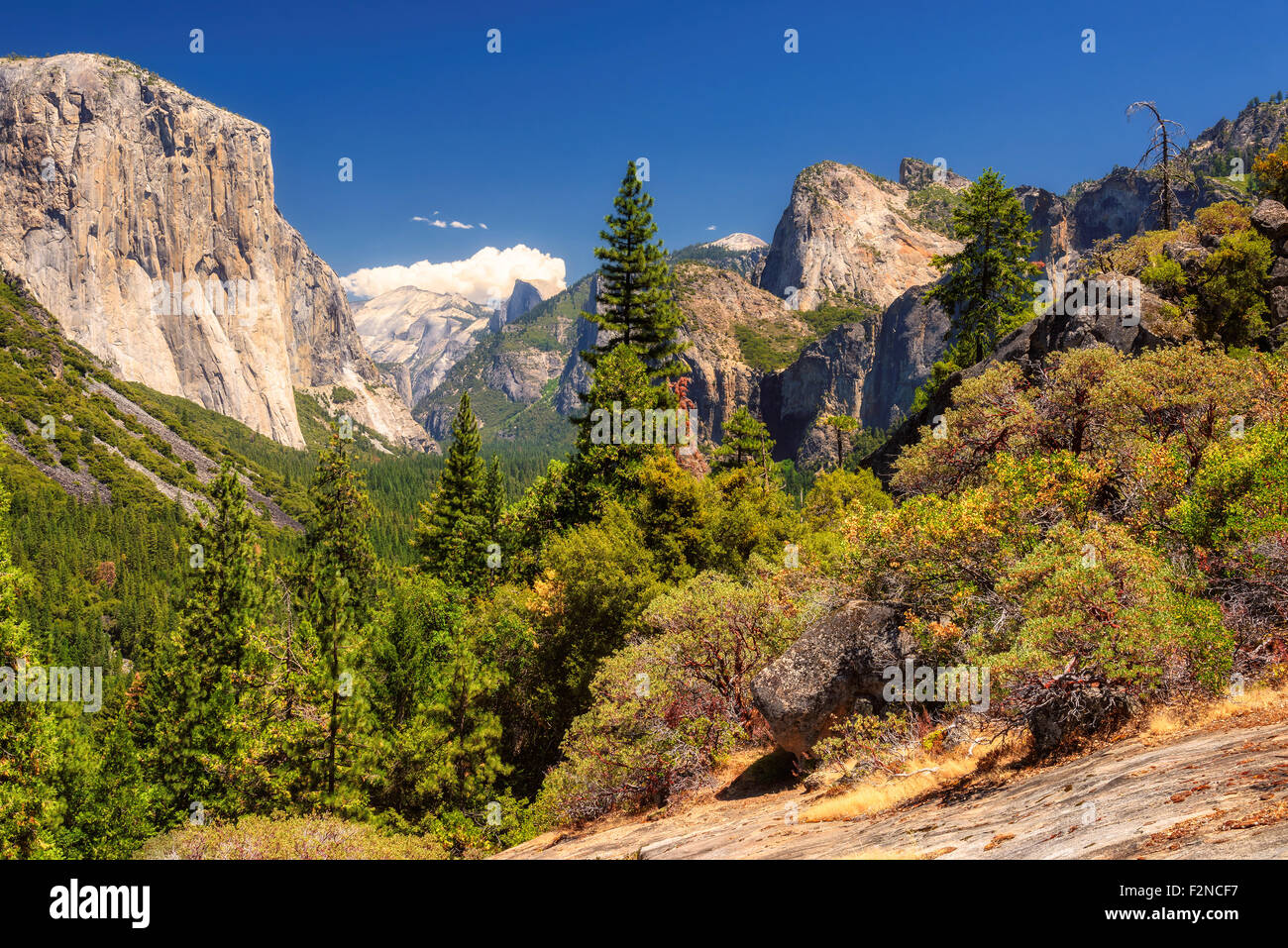 La vista della valle di Yosemite dal tunnel di entrata della valle. Parco Nazionale di Yosemite in California Foto Stock