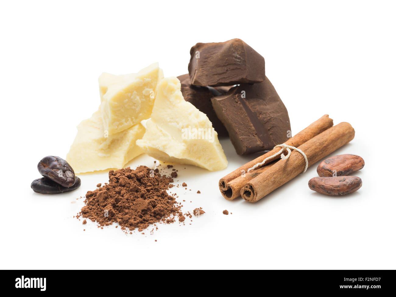 Ingredienti per la cottura di cioccolato artigianale, le fave di cacao, la polvere di cacao, burro di cacao amaro cioccolato blocco, cottura Foto Stock