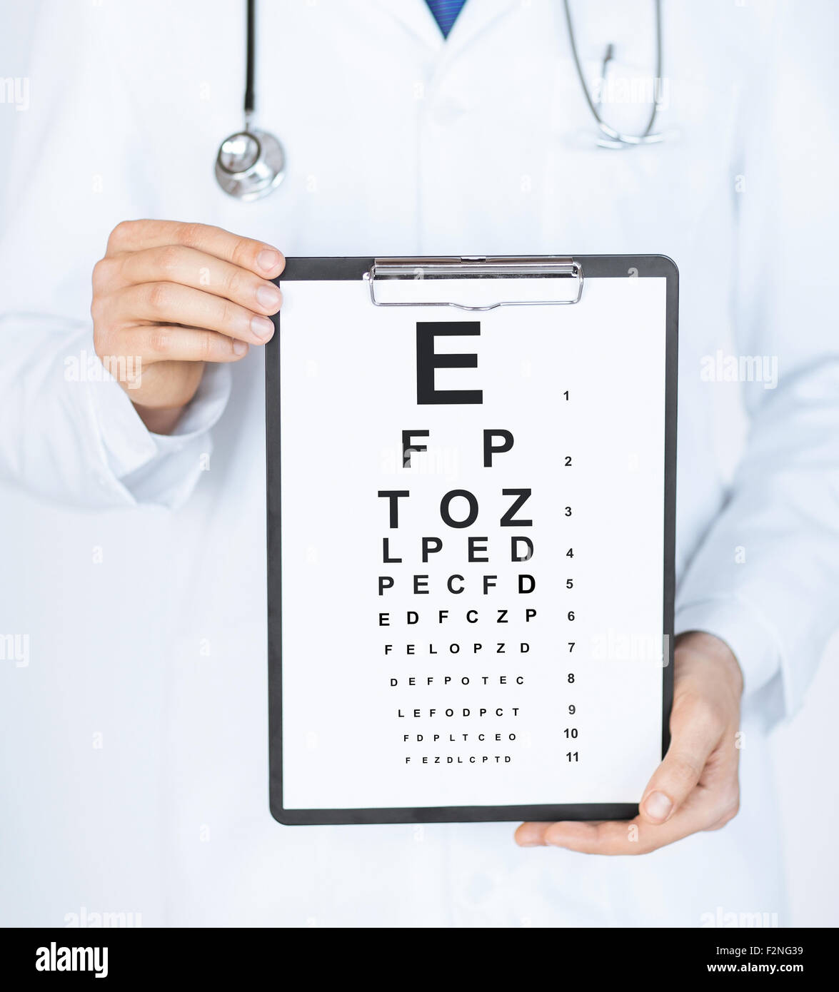 Oculista maschio con grafico oculare Foto Stock