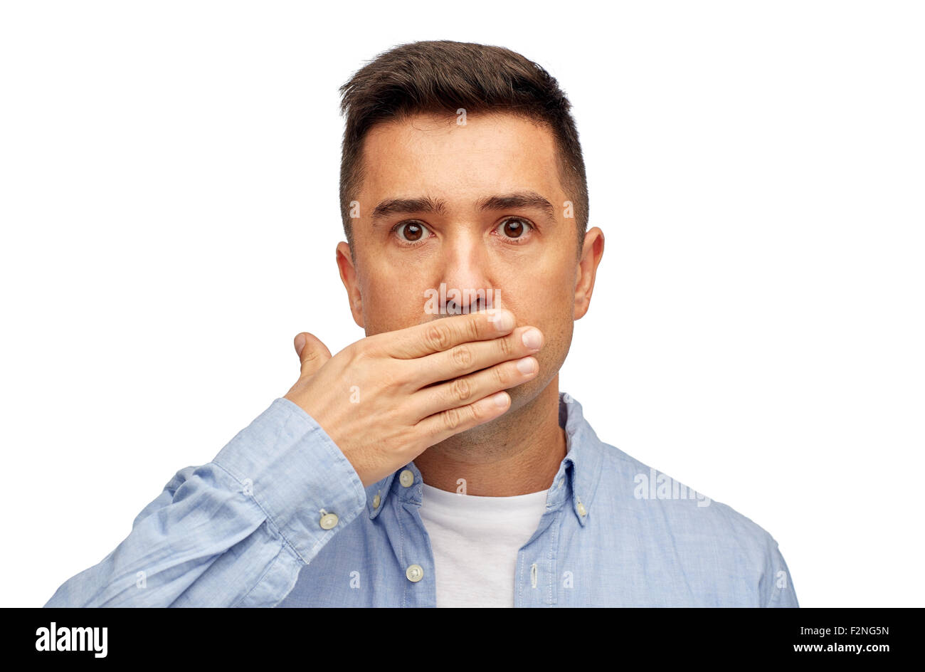 Volto di uomo che copre la sua bocca con il palmo della mano Foto Stock