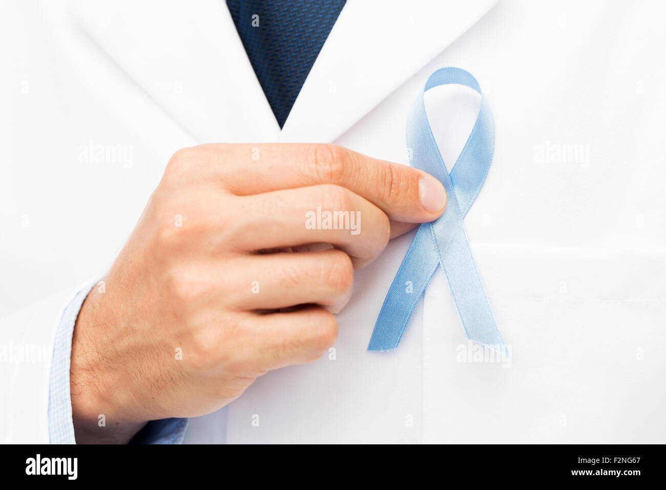Medico mano con il cancro della prostata consapevolezza ribbon Foto Stock