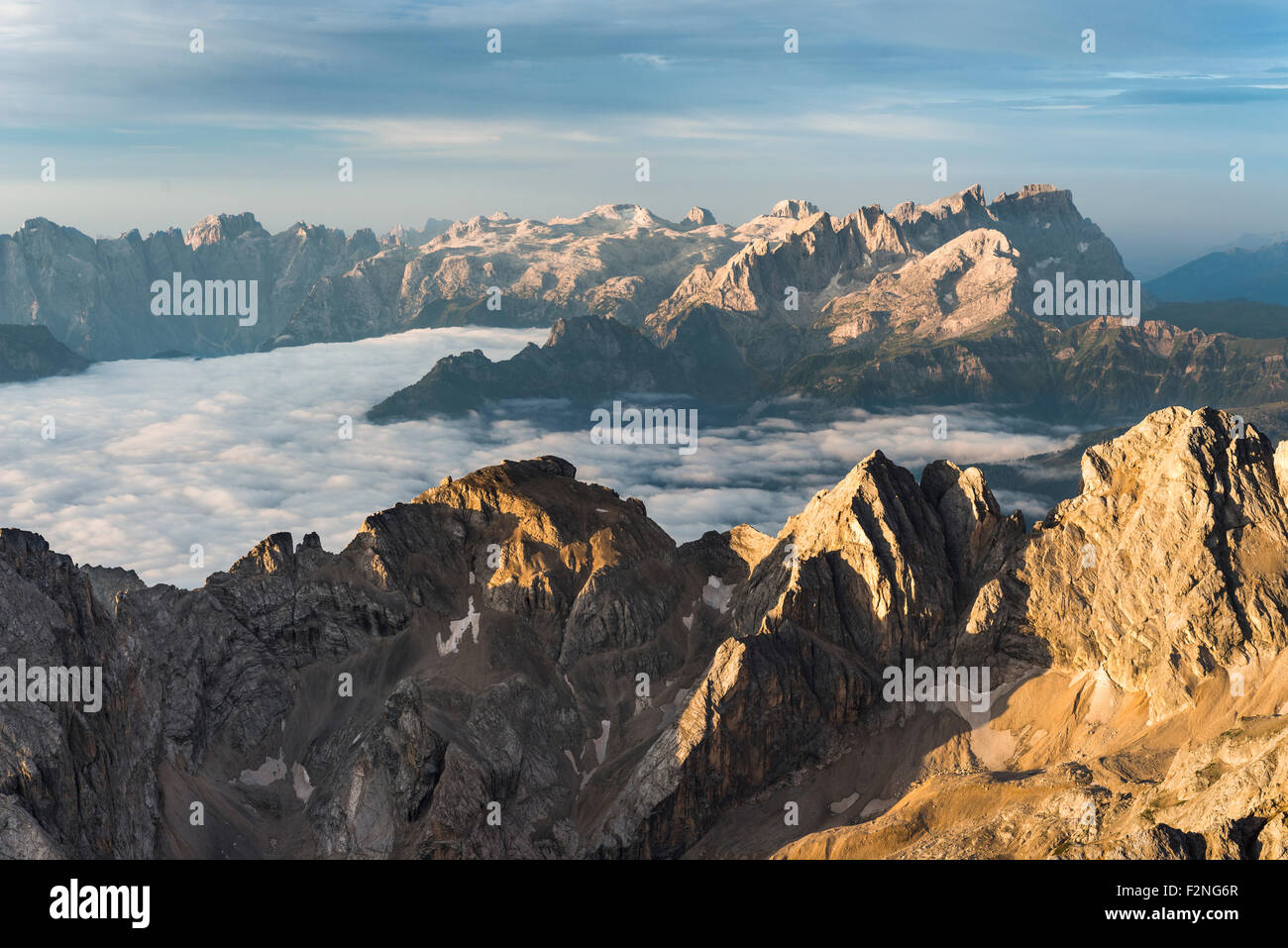 Dolomiti a sunrise, vista dal vertice della Punta Penia verso sud, vette delle Dolomiti, la Marmolada Foto Stock