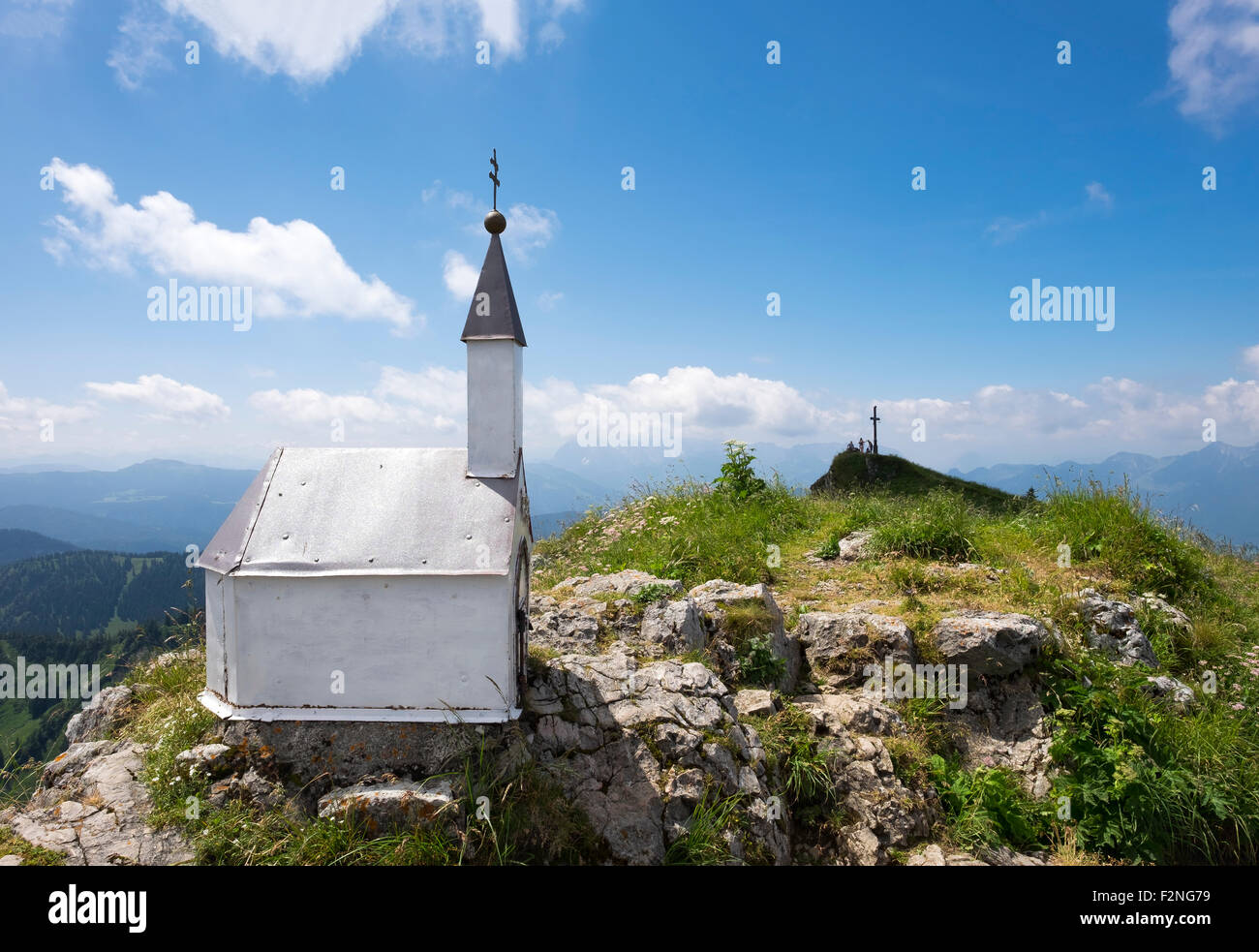 Cappella in miniatura sul vertice orientale, vertice di croce sul vertice principale, Hochgern montagna, Unterwössen, Chiemgau Alpi Foto Stock