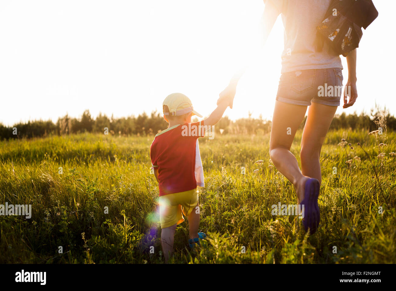 La madre e il figlio a piedi in campo rurale Foto Stock