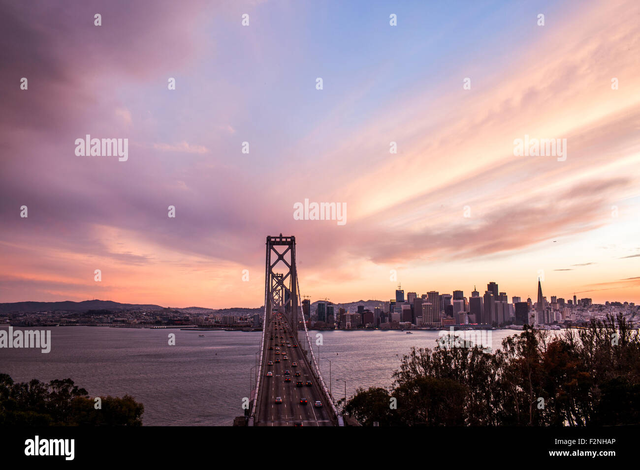 Il Bay Bridge di San Francisco skyline della città, California, Stati Uniti Foto Stock