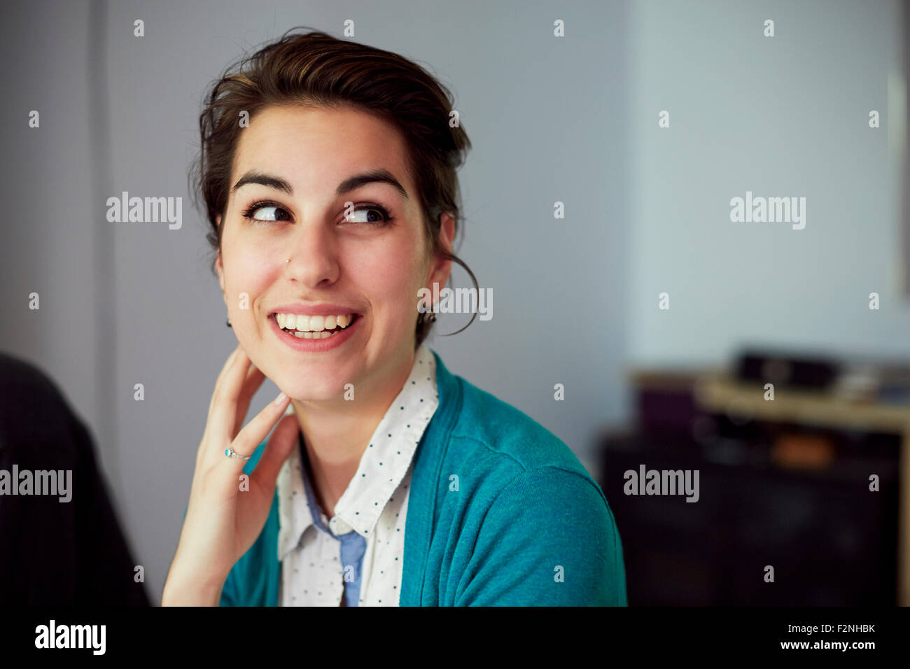 Close up di donna sorridente cercando Foto Stock