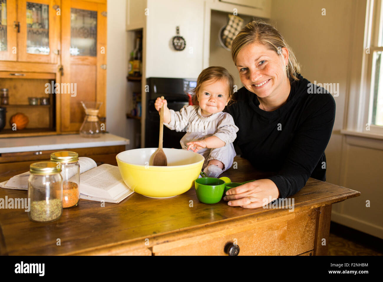 Madre caucasica e baby girl cottura in cucina Foto Stock