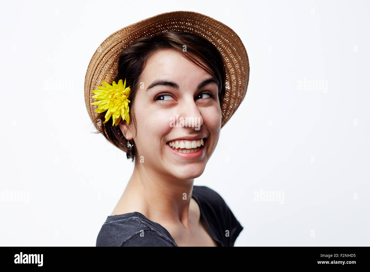 Close up della donna che indossa cappello di paglia Foto Stock