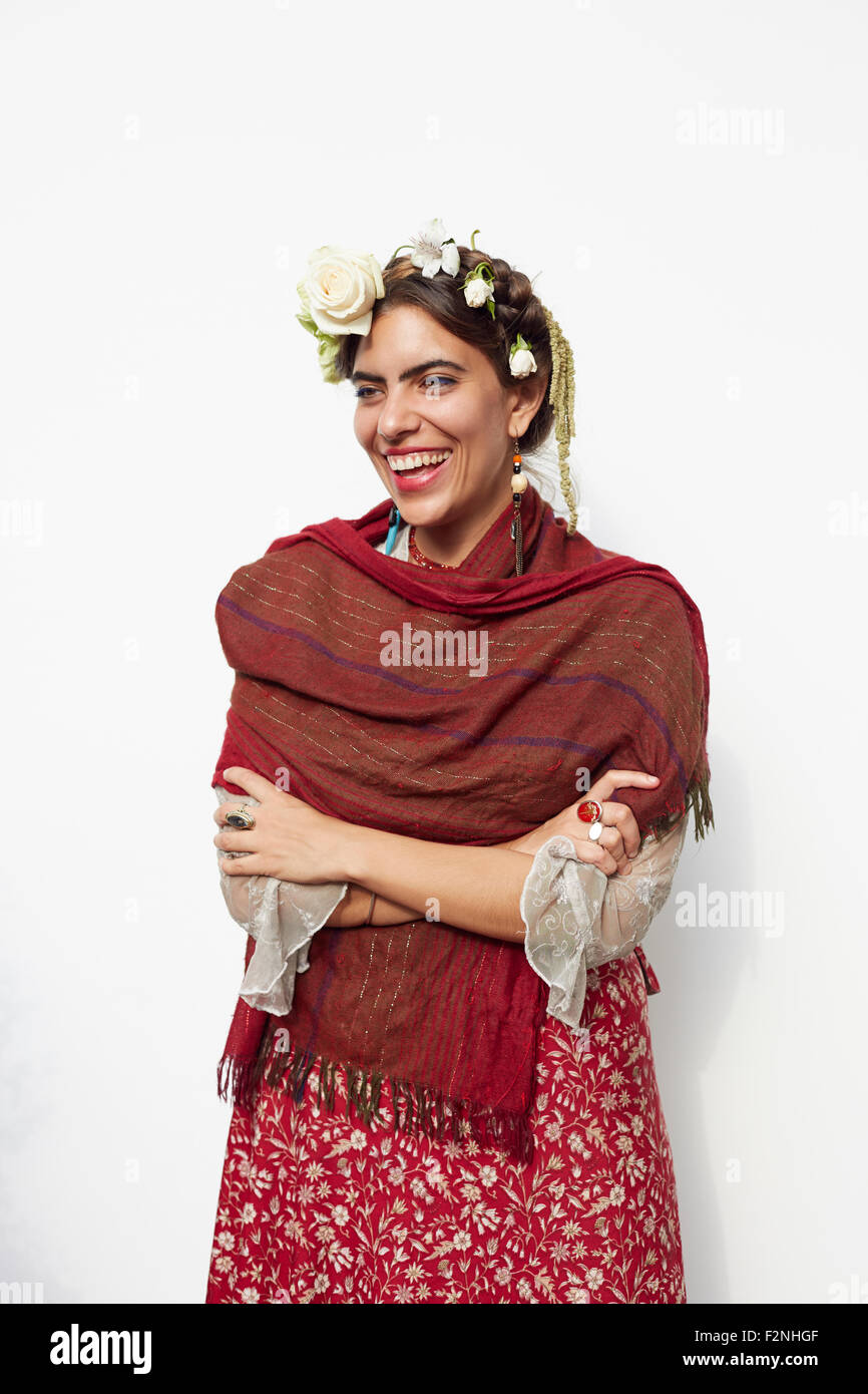 Elegante donna che indossa scialle e fiori nei capelli Foto stock - Alamy