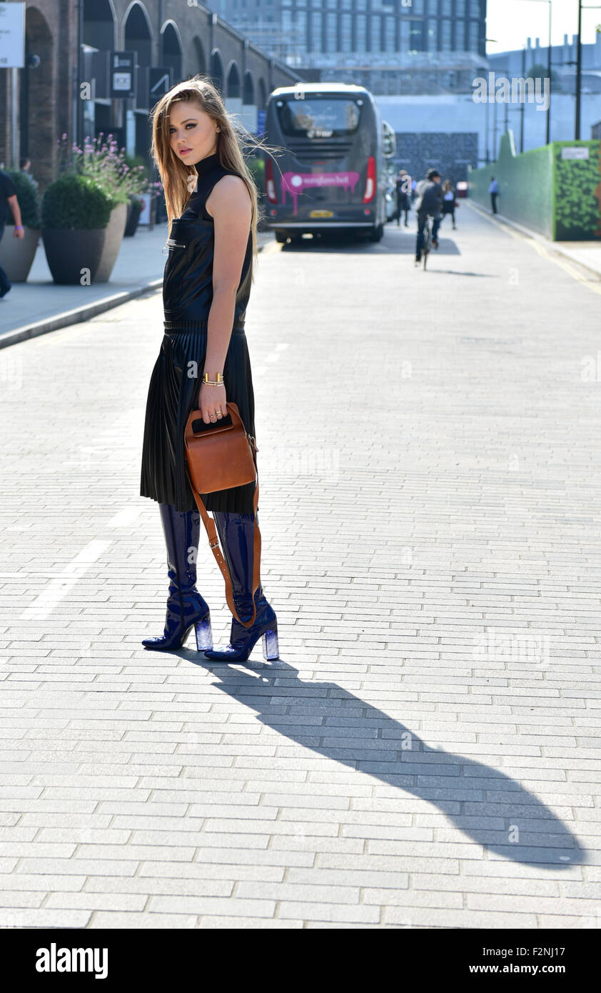 Blogger Kristina Bazan in posa sulla strada durante la London Fashion Week - Settembre 20, 2015 - Foto: Pista Manhattan/Celine Gaille ***per solo uso editoriale*** Foto Stock