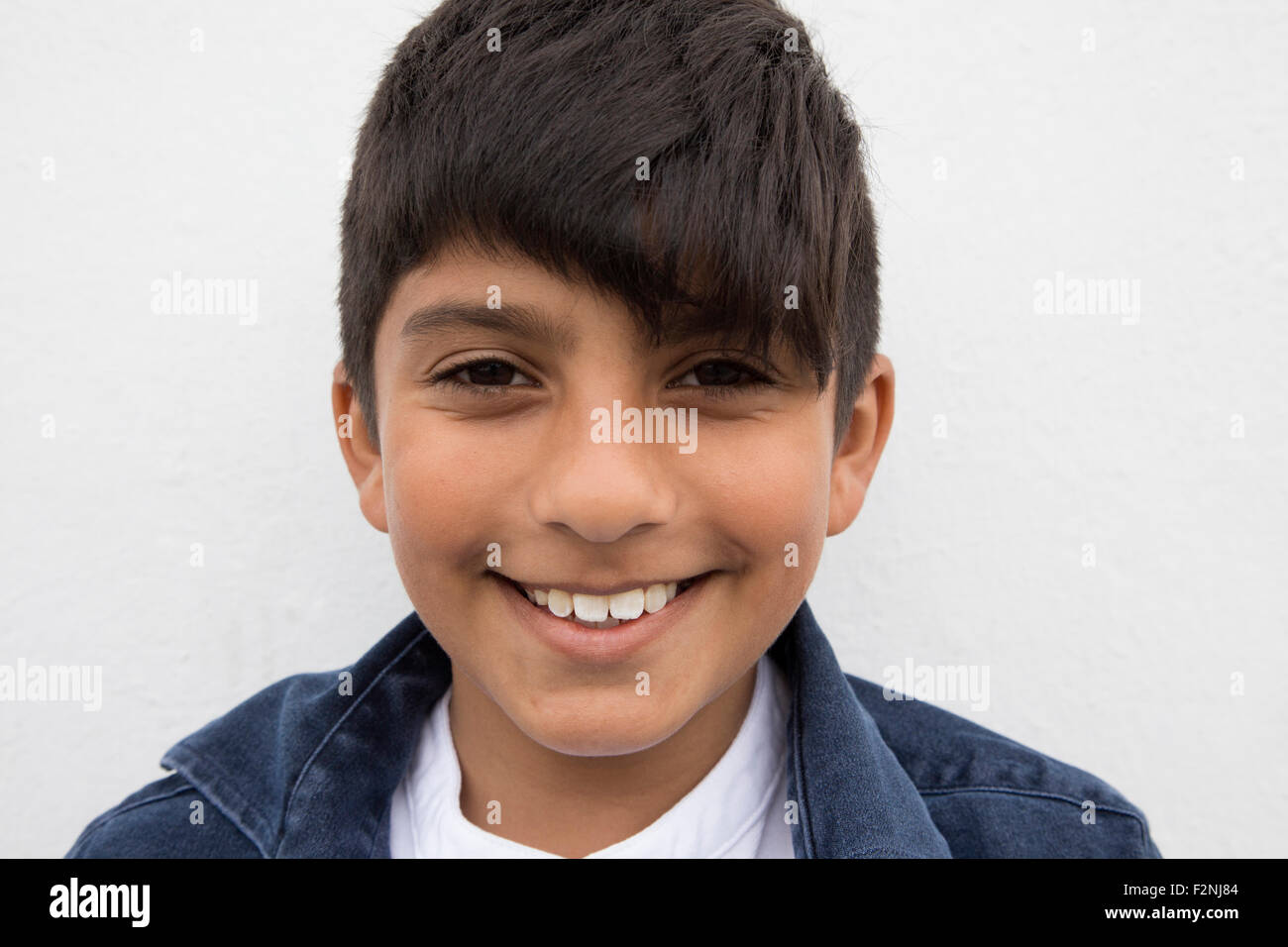 Close up sorridente ragazzo asiatico Foto Stock