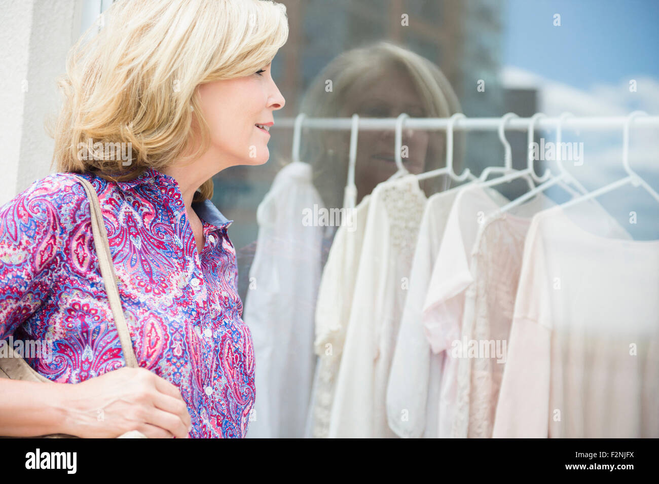 La donna caucasica shopping nel negozio di abbigliamento Foto Stock