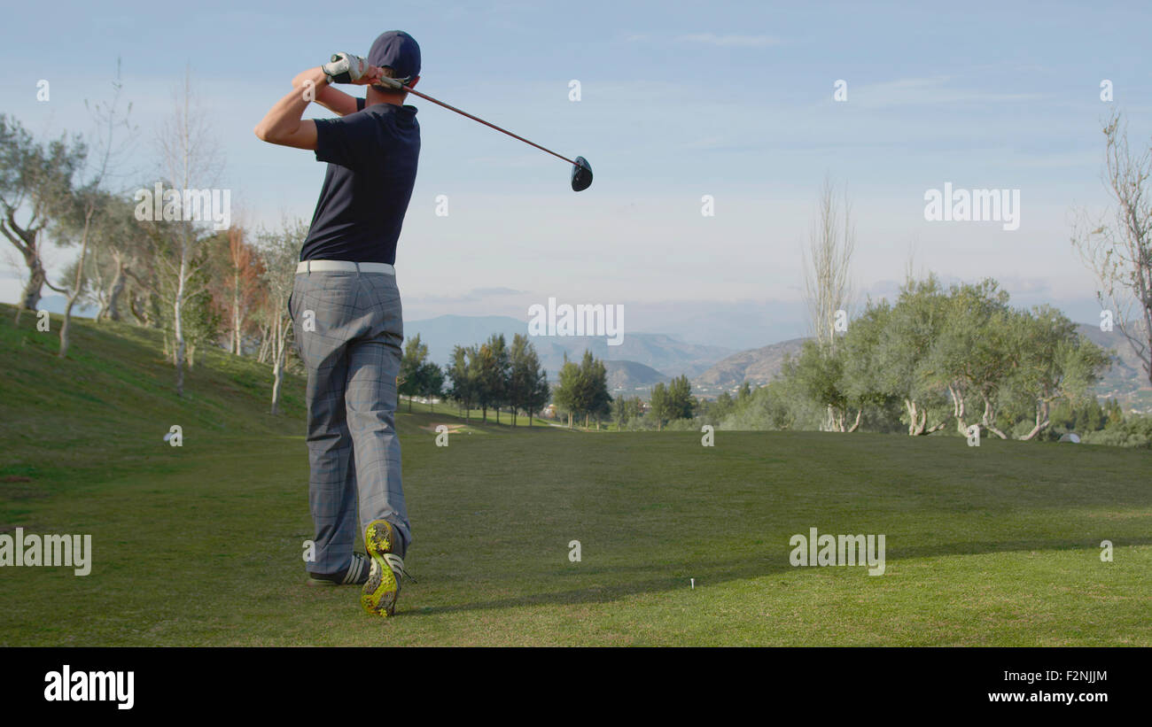 Uomo caucasico rinvio off sul campo da golf Foto Stock