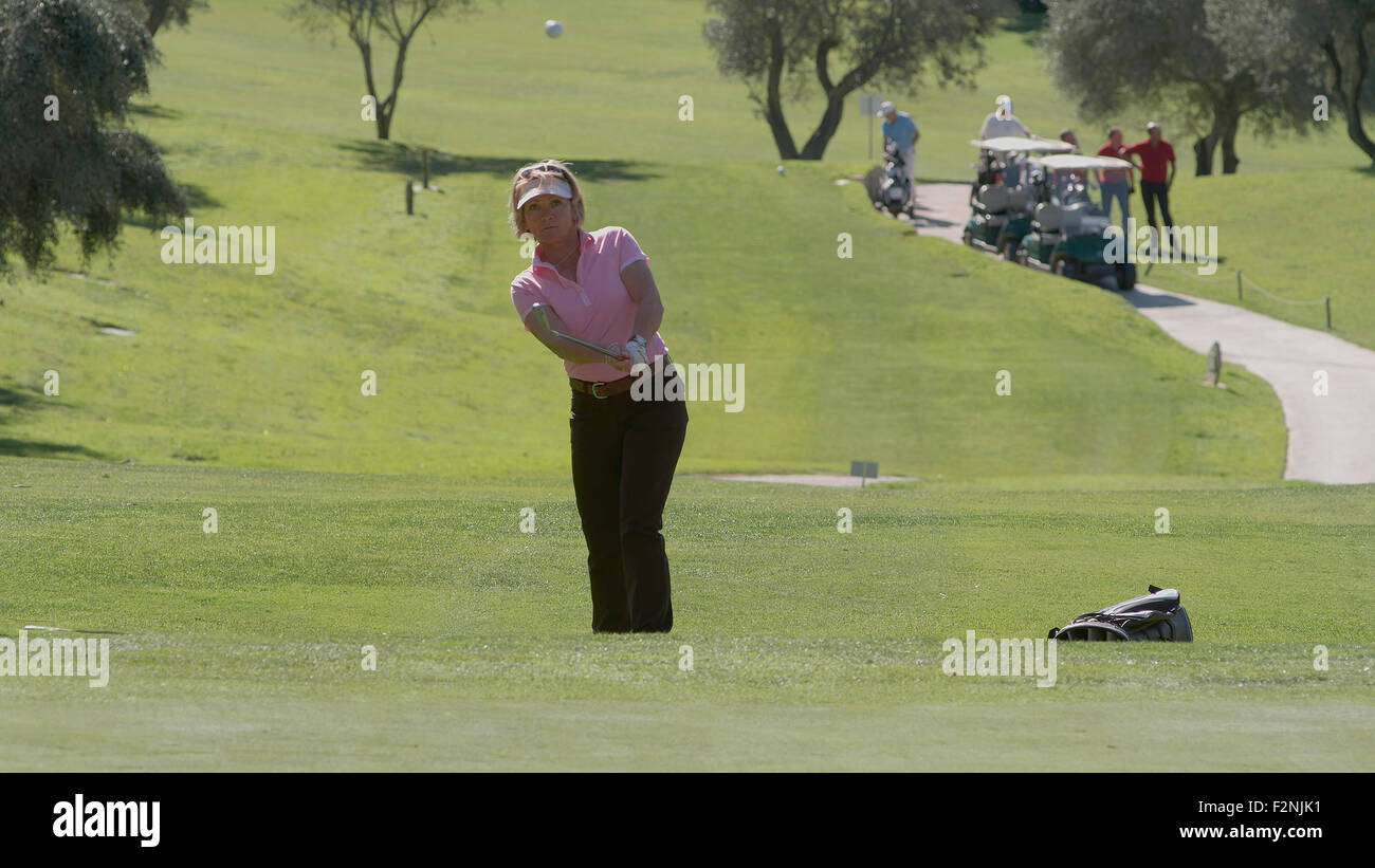 La donna caucasica giocando a golf sul corso Foto Stock