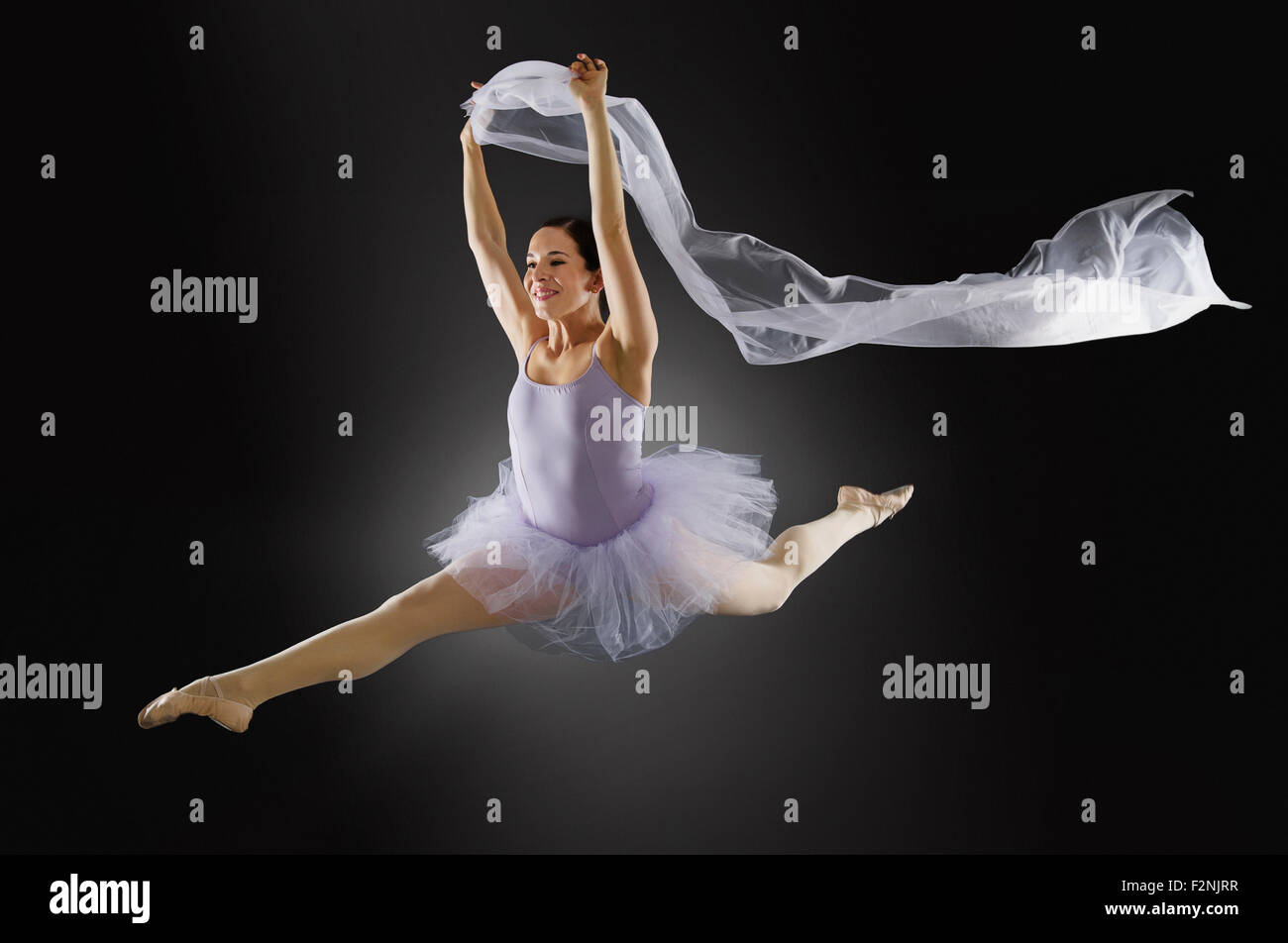 Ispanico ballerina saltando a mezz aria Foto Stock